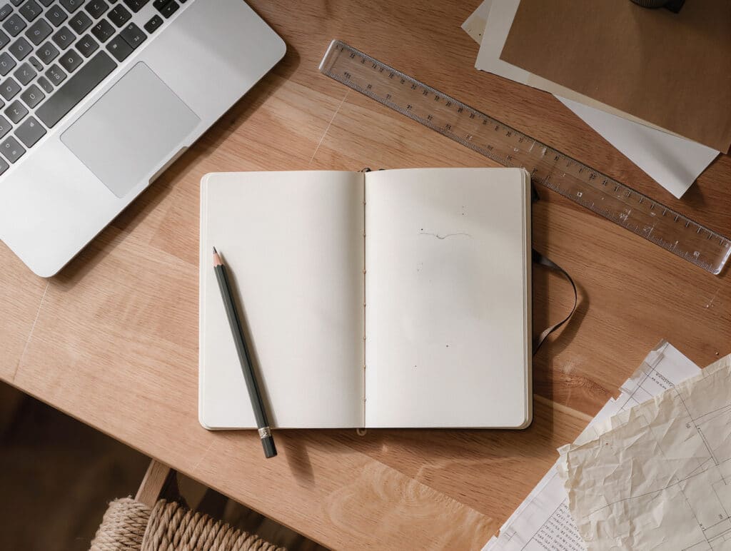 Skissebok med blanke ark - før skisseprosessen jobber vi med strategi