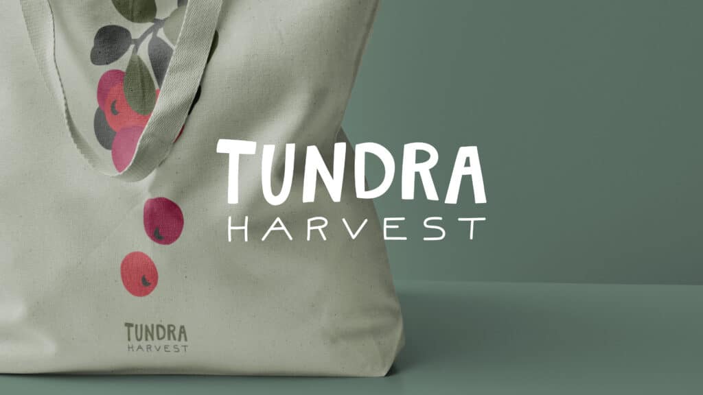 Tundra Harvest logo og visuell identitet på lys tote-bag.